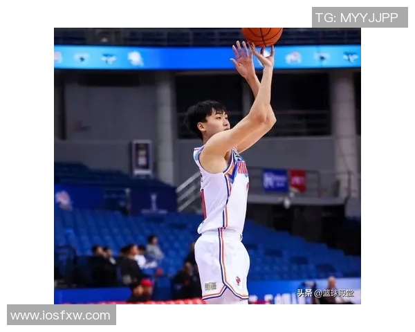 齐麟：从篮球新星到职业生涯的辉煌之路，探索他的成长与挑战